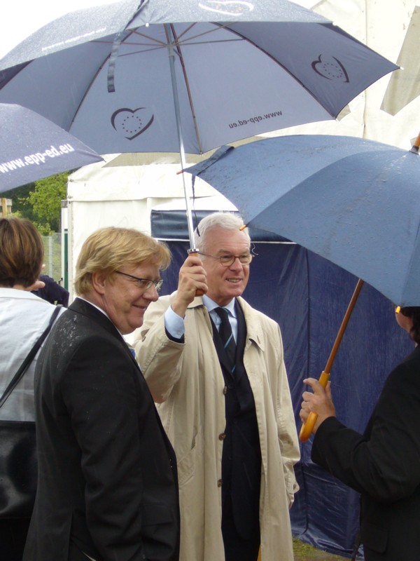 der Prsident des Europischen Parlaments, Prof. Dr. Hans-Gert Pttering, mit MdB Dr. Martin Schwanholz